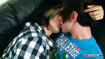 Emo twinks Phoenix Link and Leo Poynter make out and fuck