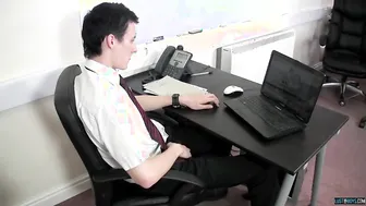Naughty amateur Evan Zero cums while masturbating solo