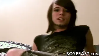 Emo twink pair passionately making out before cock blowing