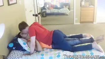 Homemade bareback session with two cute twinks jizzing