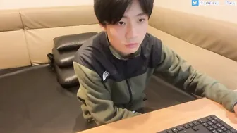 A Perverted College Student Who Was Horny In A Completely Private Room Internet Cafe Became Comfortable And Squirted