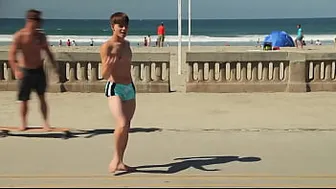 Twink dancing in the beach with speedo bulge / Novinho dançando sunga na praia