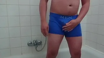 Chubby pissing in bath