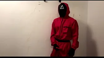 The security guard from the "SQUID GAME" jerks off while no one sees